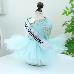 Détail de la robe bleu clair pour animaux avec écharpe Miss Universe et broderies