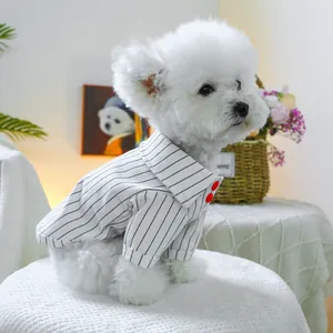 Detail eines gestreiften Haustier-Baseball-Shirts mit roten Knöpfen an einem Bichon Frisé
