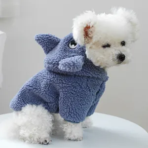 Détail du sweat à capuche bleu pour animaux avec oreilles et texture polaire