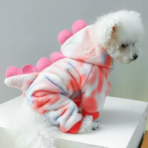 Detail van het zachte roze tie-dye dinosaurus hondenkostuum met flanel en pluche vinnen