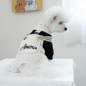 Détail d'une salopette en velours côtelé pour chien avec broderie Amour et anneau D