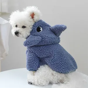 Détail du sweat à capuche en polaire bleu gris pour animal avec capuche requin 3D