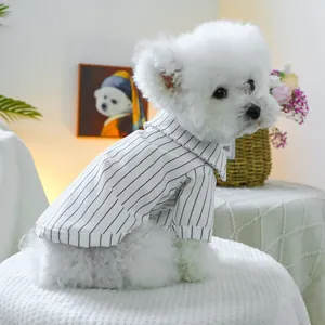 Detailaufnahme eines gestreiften Hunde-Baseball-Shirts für kleine Hunde im Innenraum
