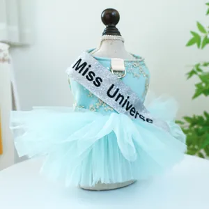 Détail de la robe bleue pour animaux avec broderie dorée et écharpe Miss Universe