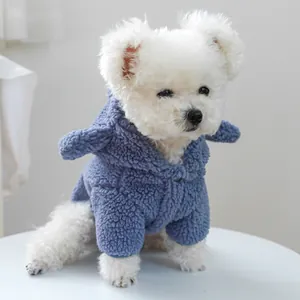 Gros plan d'un sweat à capuche bleu en polaire avec oreilles pour petit chien