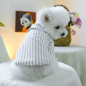 Detail eines gestreiften Haustier-Baseballshirts auf einem weißen Hund vor Kunstdécor