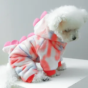Detail van kleurrijk tie-dye drakenkostuum voor huisdieren met zachte fleece en roze vinnen