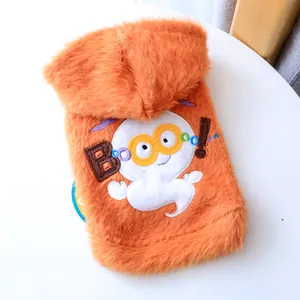 Détail d'un pull en peluche orange pour animaux avec broderie fantôme blanc et patch BOO