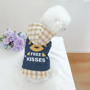 Λεπτομέρεια τζιν γιλέκου σκύλου με κέντημα Free Kisses και καρό κίτρινη κουκούλα