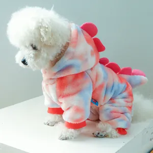 Detail van zacht tie-dye drakenkostuum voor huisdieren met rode vinnen en geribde boorden