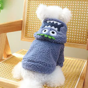 Détail du sweat à capuche bleu pour chien avec design monstre sur un chien blanc