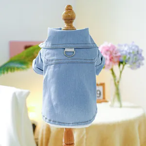 Detail eines hellblauen Jeans-Haustiershirts mit Matrosenkragen und silbernem D-Ring