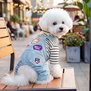Dettaglio della salopette per cani con maglia a righe e denim con toppe decorative