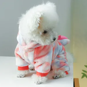Detail van de roze en blauwe tie-dye pet hoodie van zachte fleece voor kleine honden