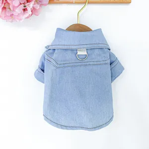 Detail eines hellblauen Denim-Haustierhemds mit Doppelnaht und Metall-D-Ring für die Leine