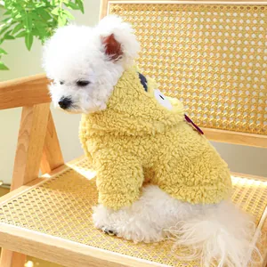 Détail d'un sweat à capuche jaune en polaire pour petit chien avec yeux de dessin animé