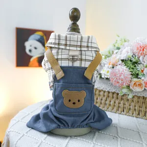Détail de chemise et salopette en jean pour animaux avec écusson ours et anneau en D en métal