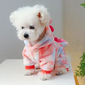 Close-up van zachte tie-dye huisdier hoodie met roze dinosaurusstekels en manchetten