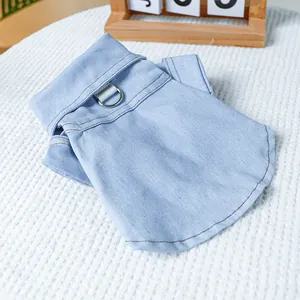 Detailansicht hellblaues Denim-Haustierhemd mit klassischem Kragen und Metall-D-Ring