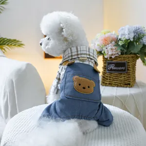 Détail de la salopette en jean pour animal avec broderie ours et chemise à carreaux