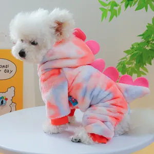 Detail van kleurrijk tie-dye drakenpak voor huisdieren met zachte fleece en roze stekels
