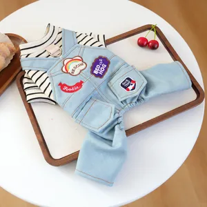 Salopette per cani con maglia a righe e denim blu con simpatiche toppe ricamate