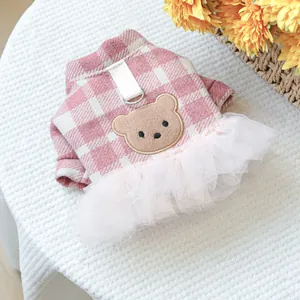 Detail von rosa kariertem Haustierkleid mit Bärenstickerei, Tüllrock und D-Ring