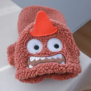 Détail du chapeau en peluche pour animaux avec broderie et texture polaire douce