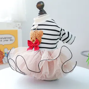 Dettaglio vestito per animali con ricamo orso, fiocco rosso e gonna in tulle rosa