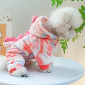 Detail van zacht fleece dinosaurus huisdierkostuum met pluche vinnen en boorden