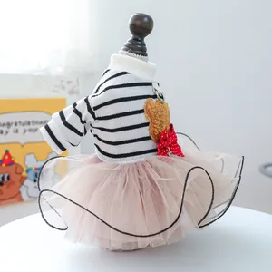 Dettaglio dell'abito per animali a righe bianche e nere con gonna tutu rosa su manichino