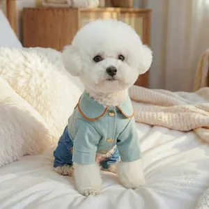 Dettaglio di un cane bichon che indossa una camicia verde menta e salopette in denim