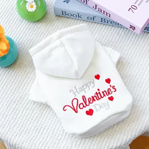 Détail de la broderie Happy Valentine's Day sur le sweat à capuche blanc pour animaux