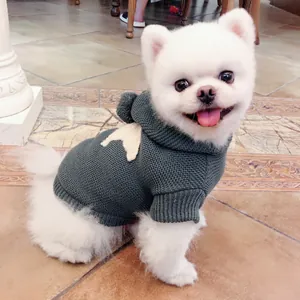 Suave sudadera de punto gris oscuro para mascotas con un parche de estrella atrás