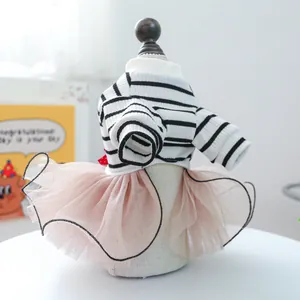 Abito principessa per cani e gatti a righe bianco nero con gonna in tulle rosa