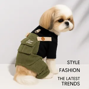 Completo elegante per animali con t-shirt nera e salopette in velluto a coste verde oliva