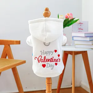 Détail du sweat à capuche blanc pour chien avec broderie Saint-Valentin et anneau en D métal