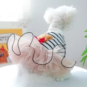 Dettaglio vestito per cani a righe bianche e nere con gonna in tulle rosa