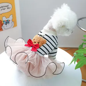 Dettaglio dell'abito per cani con strisce, gonna in tulle rosa, orsetto e anello a D