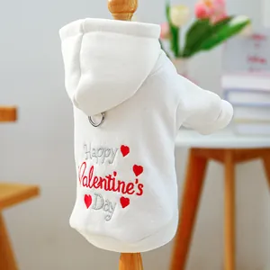 Détail du sweat pour chien en polaire blanche avec broderie de cœur et anneau en D