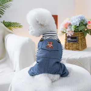 Détail de la salopette en jean pour animaux avec ours brodé et t-shirt rayé noir et blanc