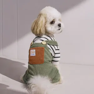 Salopette per cani in velluto a coste con maglia a righe, indossata da un cane piccolo