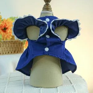 Détails de la robe pour animaux en jean bleu foncé avec bordure en dentelle et boutons