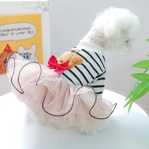Dettaglio dell'abito per cani con maglia a righe, gonna in tulle rosa e anello a D in metallo