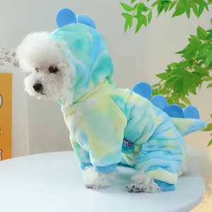 Detailweergave van kleurrijke tie-dye hondenhoodie met zachte pluche stof en dinosaurusvinnen
