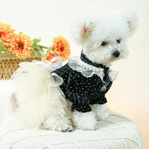 Detalle de vestido para perro con top de terciopelo de lunares y falda tutú de encaje