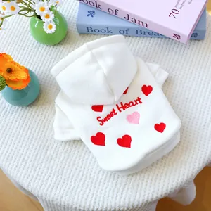 Détail du sweat à capuche blanc pour animaux avec broderie cœur et tissu en maille douce