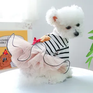 Dettaglio vestito per animali con strisce bianche e nere, gonna in tulle rosa e fiocco rosso
