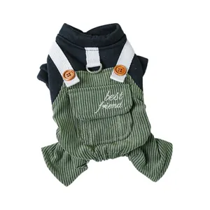 Tuta per cani con felpa con cappuccio nera e salopette di velluto verde con anello a D