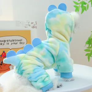 Detail van een kleurrijke draak hondenhoodie met zachte pluche stof en rugvinnen op rug